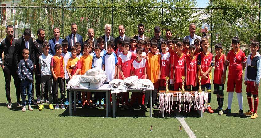 FUTBOL TURNUVASININ KAZANI MEV SERKAN AKYAZ İLKOKULU OLDU