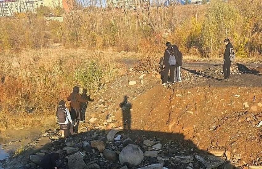 Yağışla Birlikte Yol Çöktü