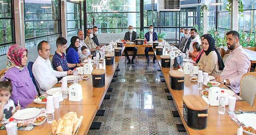 ŞEHİT VE GAZİ AİLELERİ ONURUNA YEMEK VERİLDİ