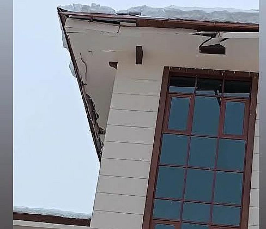 Valilik binasının çatısında çatlaklar oluştu