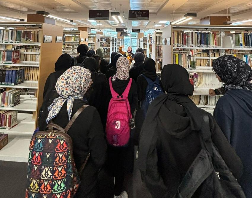 Öğrencilerden Kütüphane Ziyareti