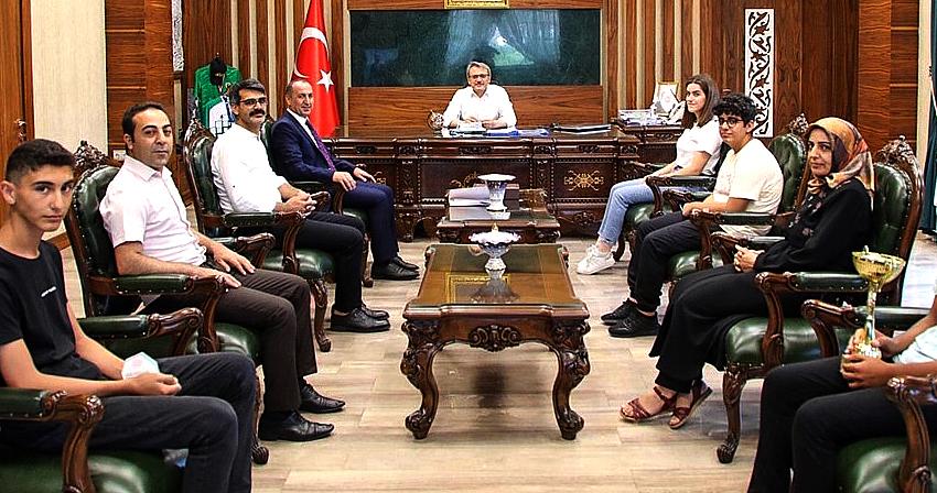 VALİ EKİNCİ DERECEYE GİREN ÖĞRENCİLERİ KABUL ETTİ